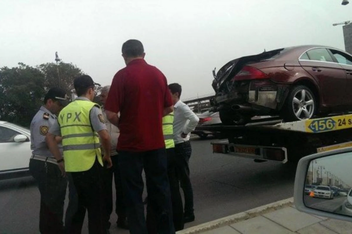 В Баку автобус протаранил Mercedes