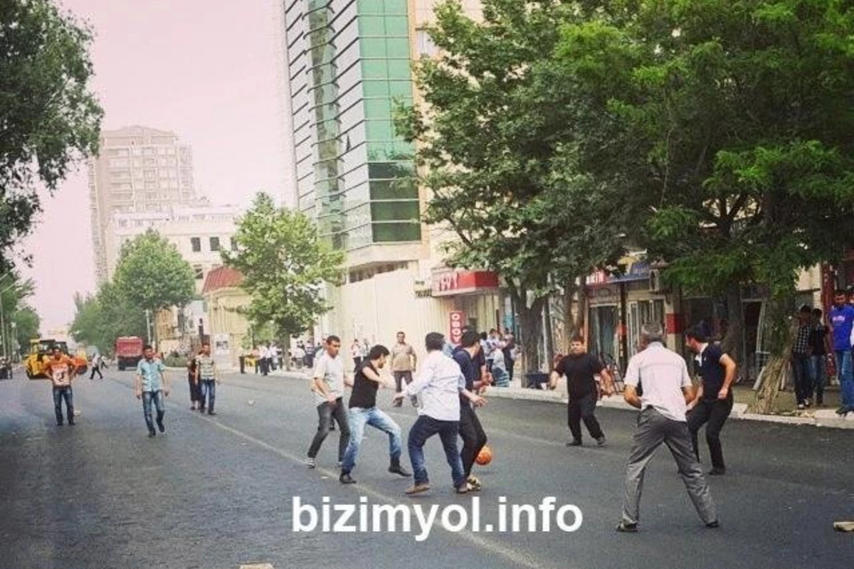В Баку посреди дороги играют в футбол