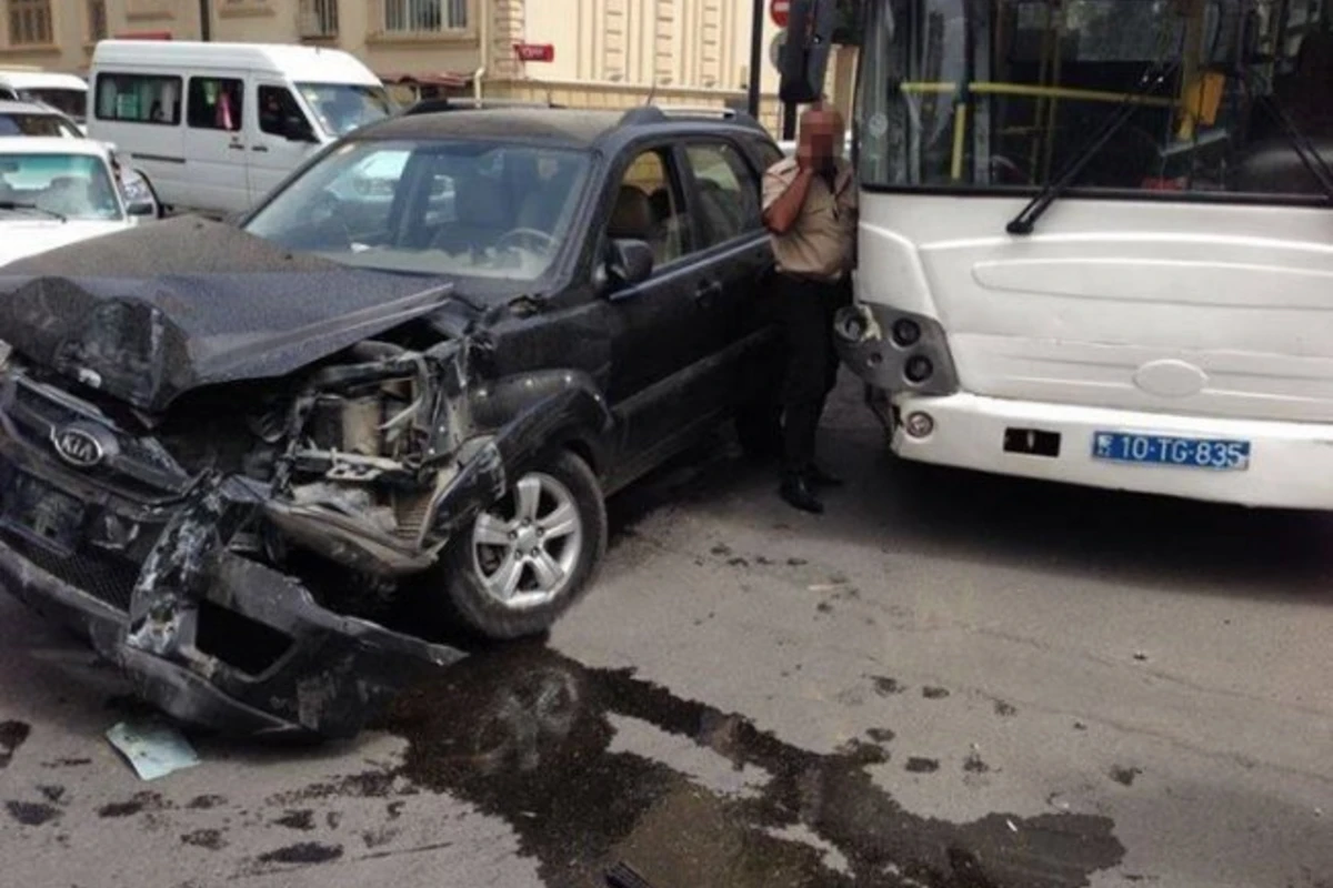 В Баку произошло ДТП с участием автобуса