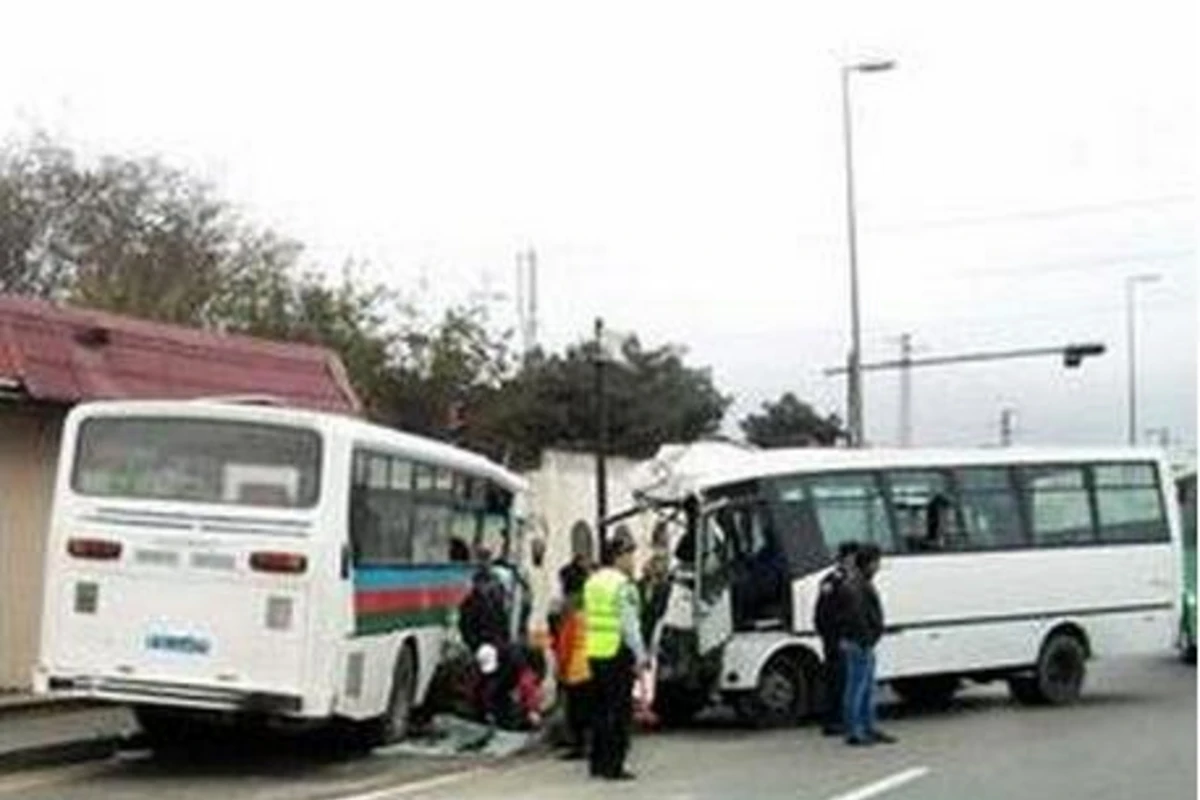 В Баку столкнулись пассажирские автобусы: 16 человек ранены