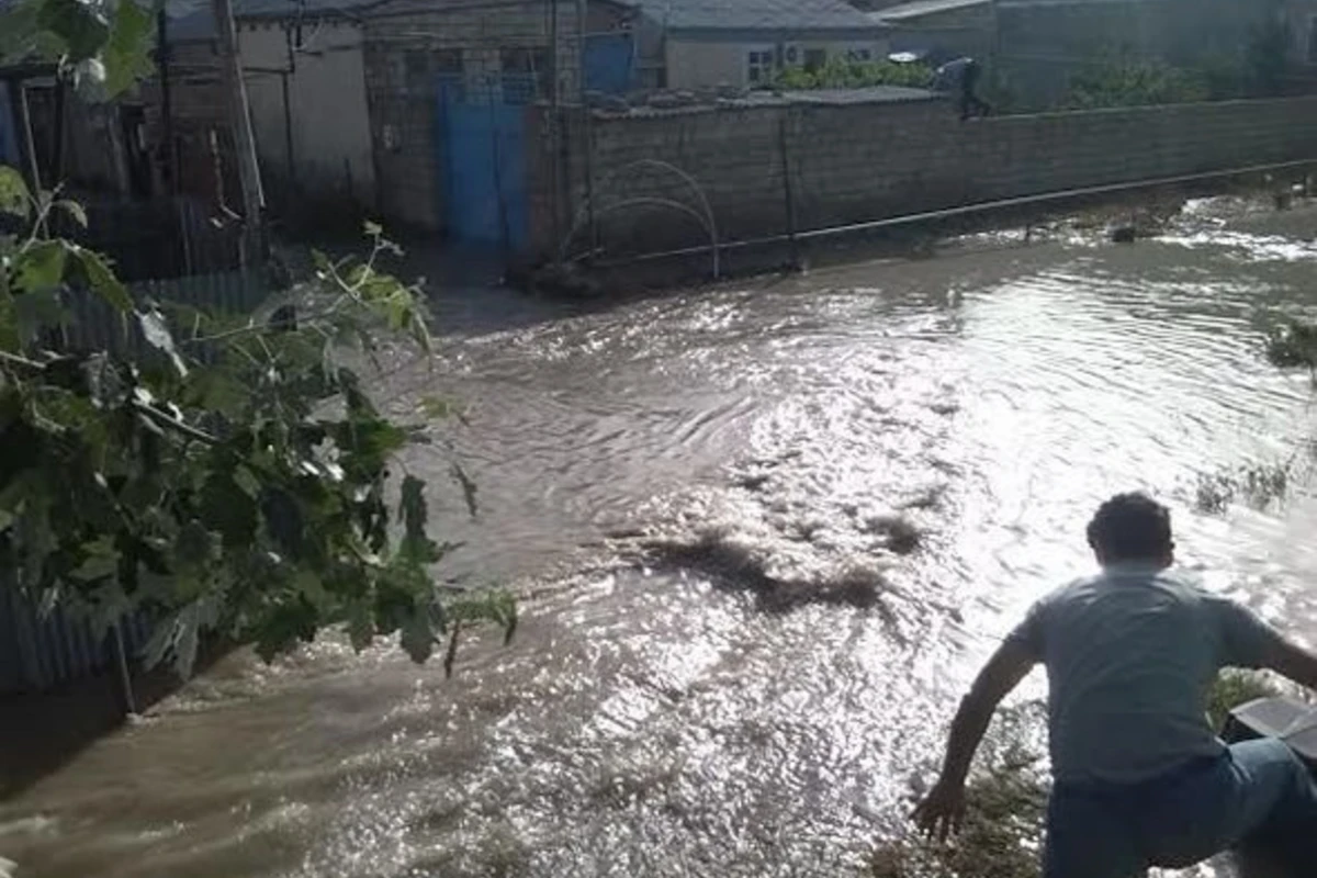 В поселке Баладжары прорвало водопровод