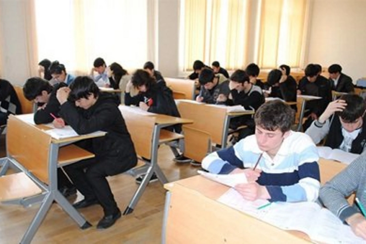 В Азербайджане сегодня проводится первый выпускной экзамен