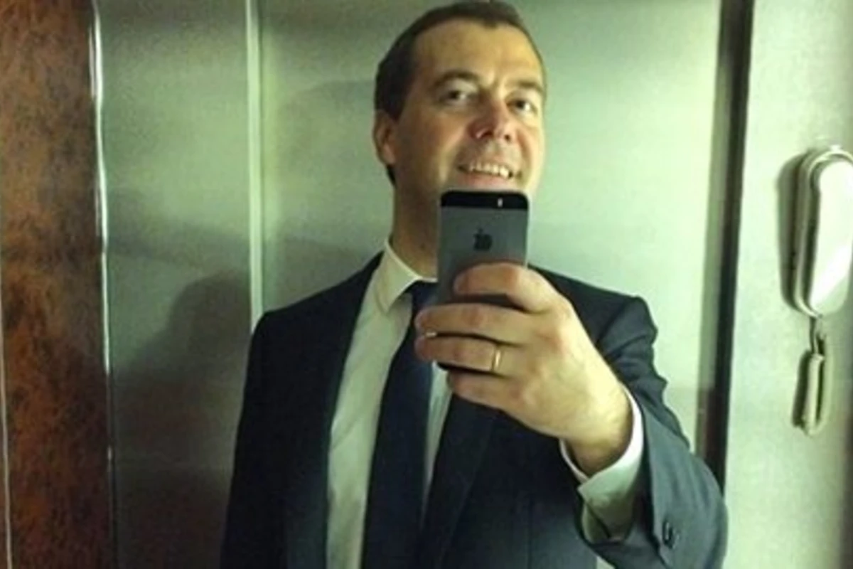 Медведев опубликовал в Instagram первое селфи