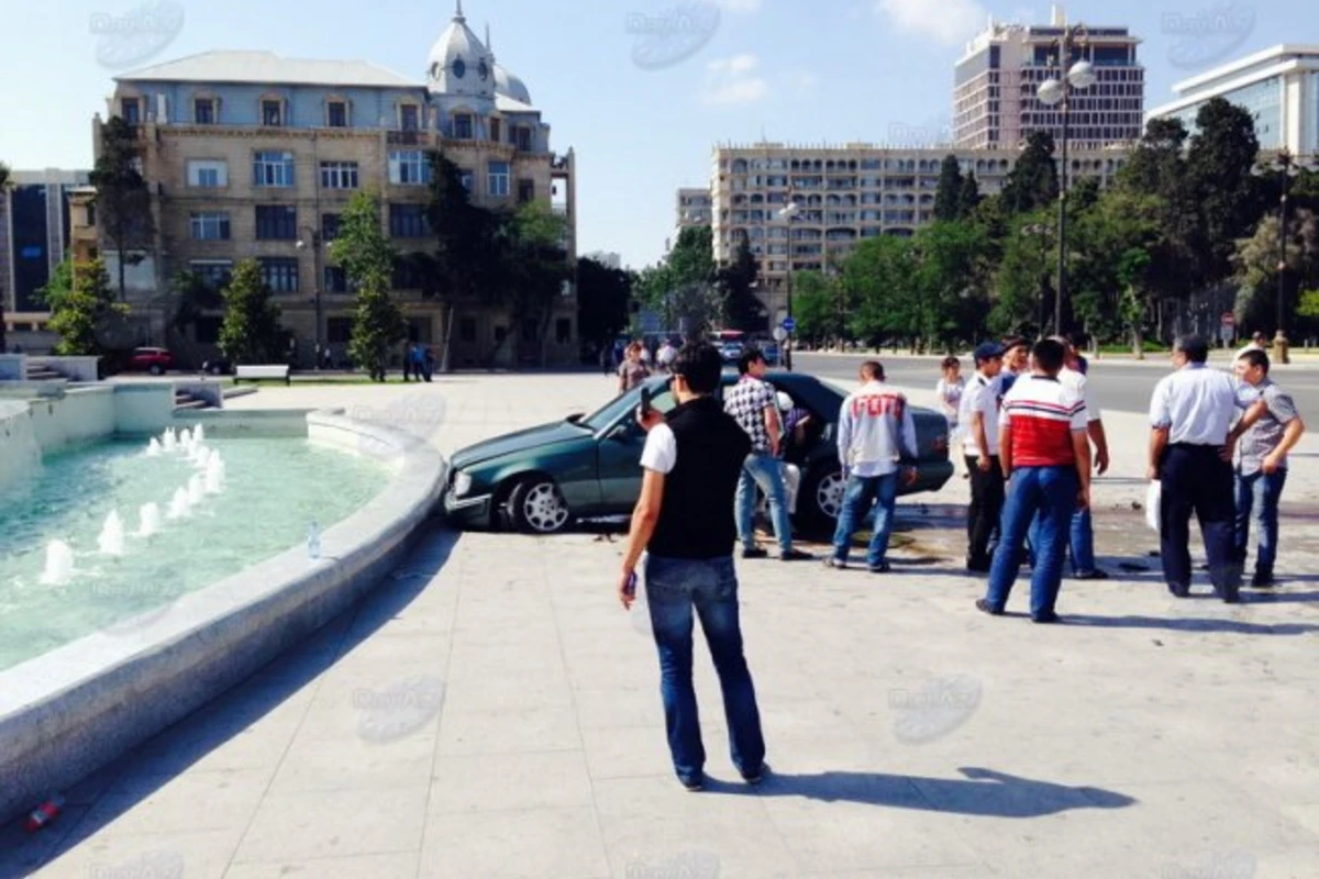 В Баку автомобиль врезался в фонтан