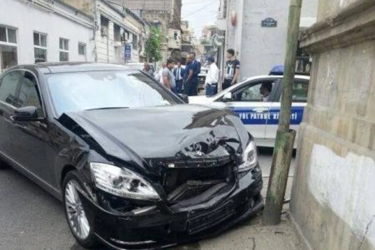 В Баку автомобиль врезался в здание