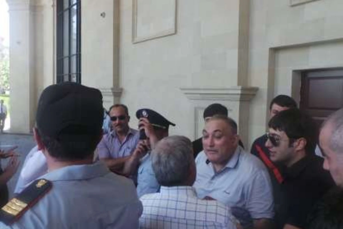 В Баку прошла акция протеста против прибытия армян