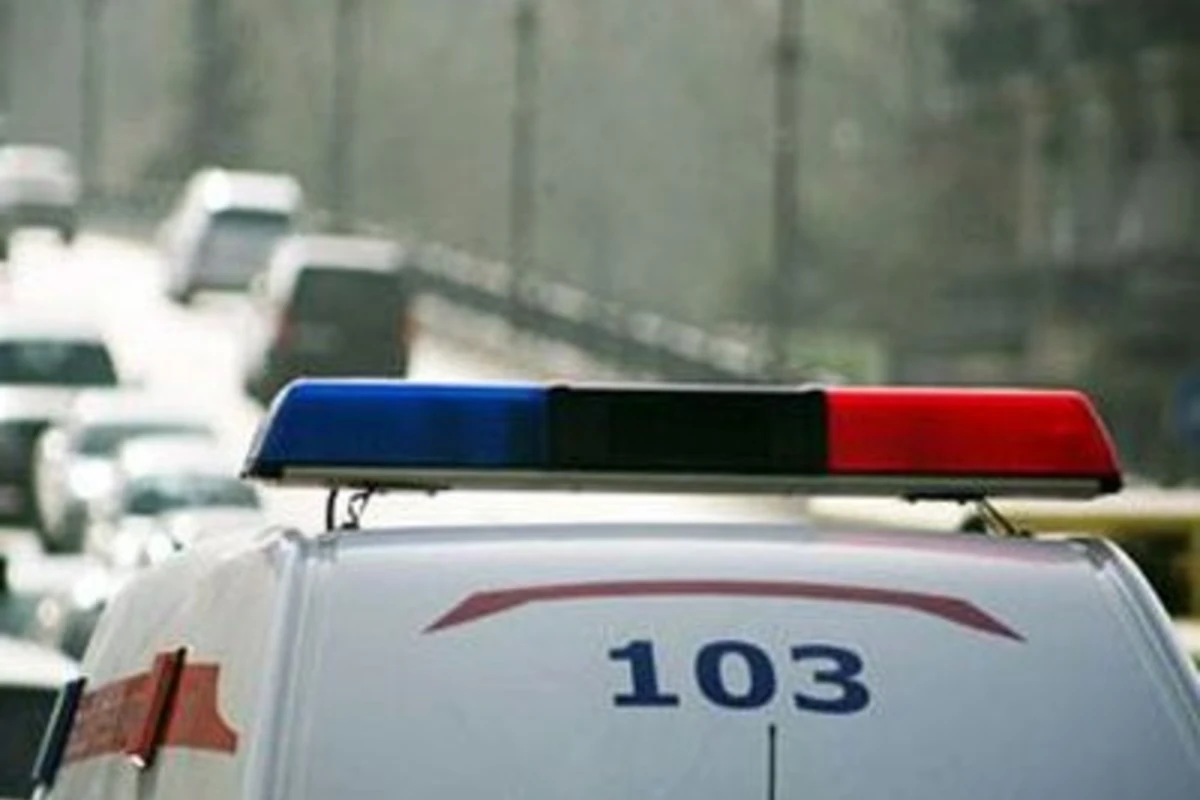 В Азербайджане мужчина случайно задавил сына