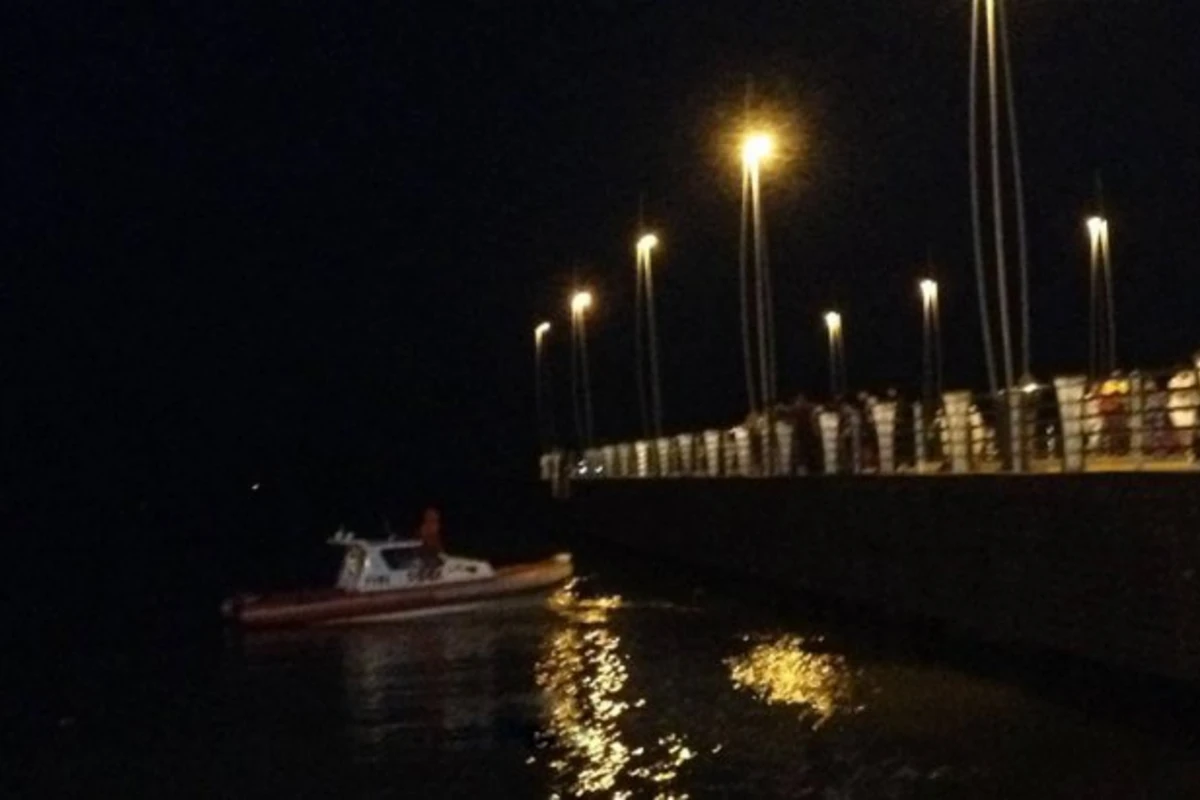 На бакинском бульваре мужчина бросился в море, уронив деньги