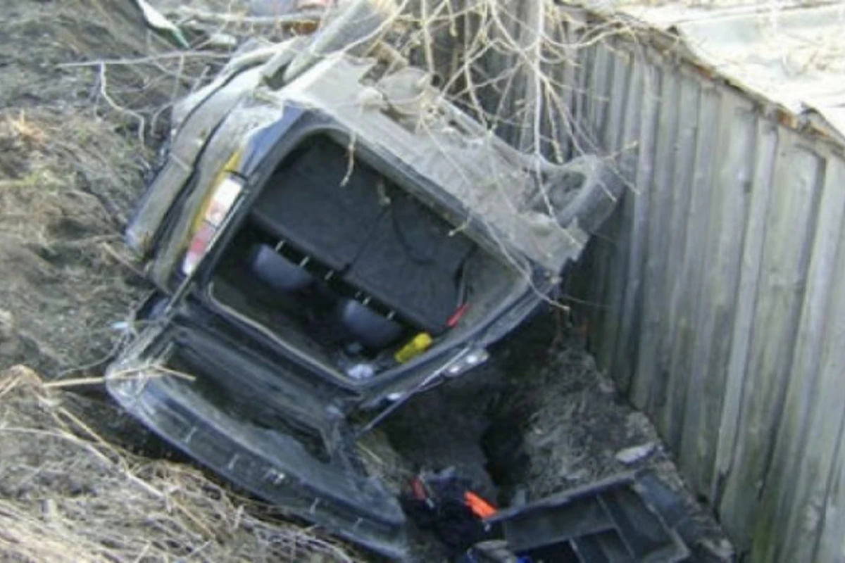 В Баку автомобиль сорвался с обрыва на крыши домов