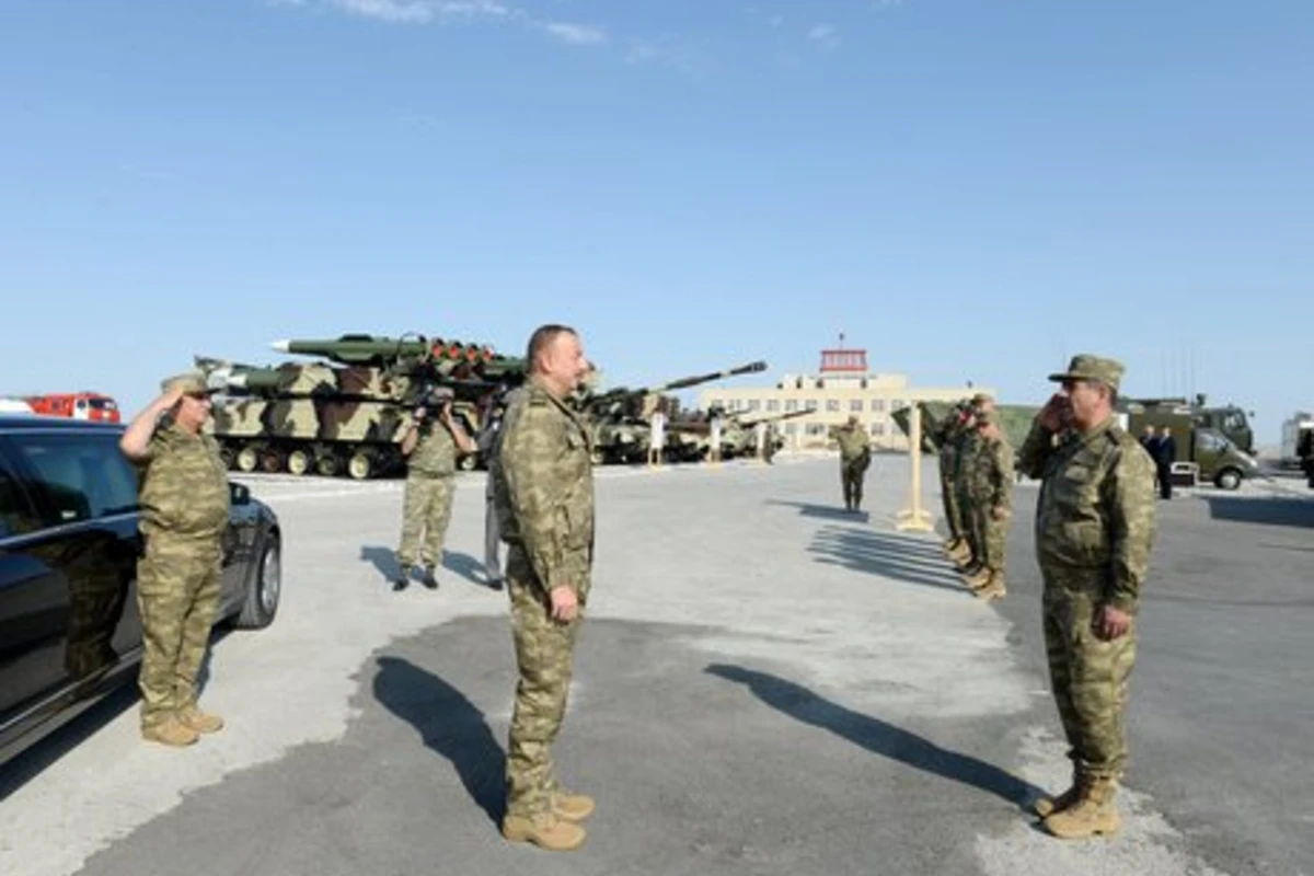 Президент и министр обороны Азербайджана наблюдали за крупномасштабными маневрами