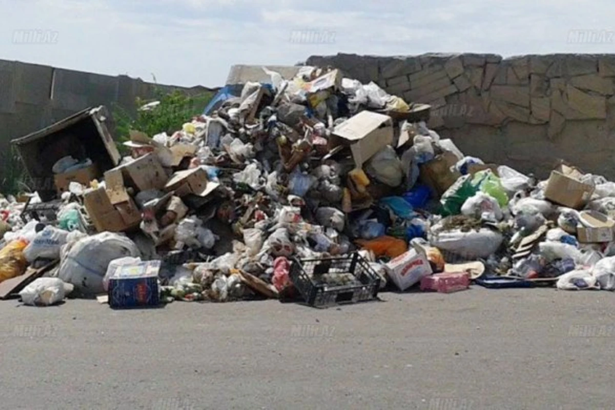 «Мусорная» гора в центре Баку