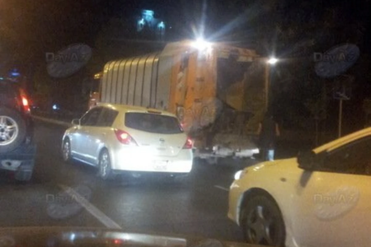 В Баку мусоровоз нарушает правила