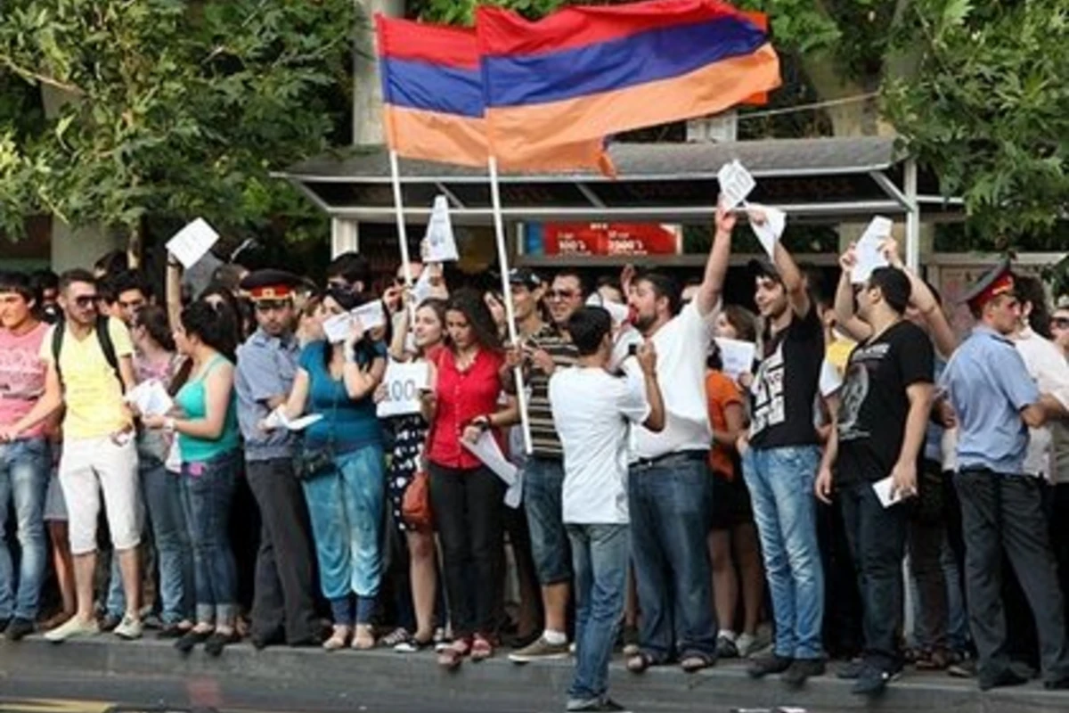 В Ереване протестующие перекрыли центр города