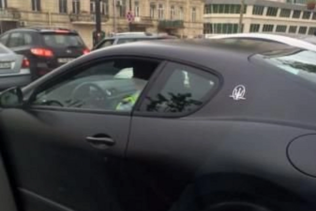 В Баку Maserati отправили на штрафстоянку