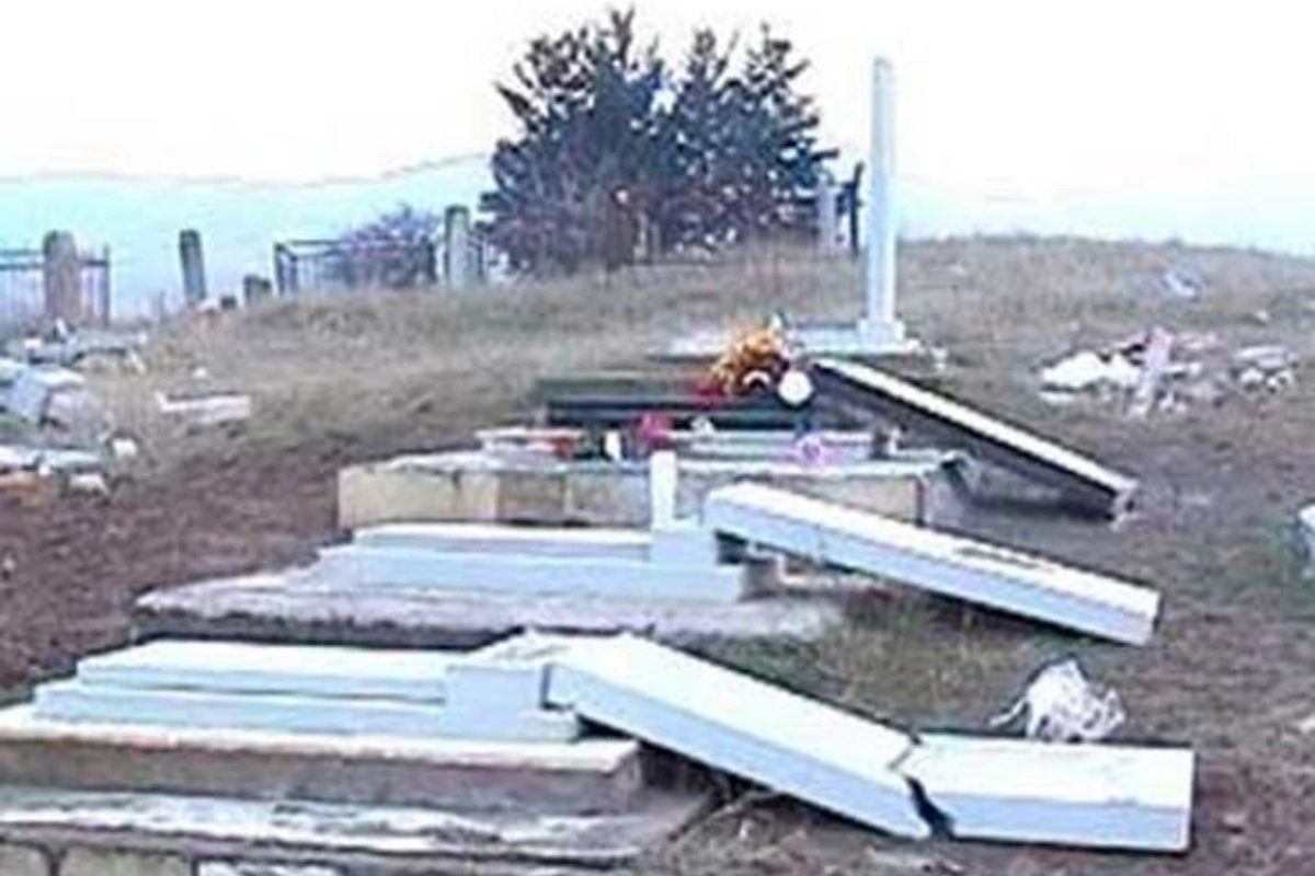 В Азербайджане разрушено кладбище