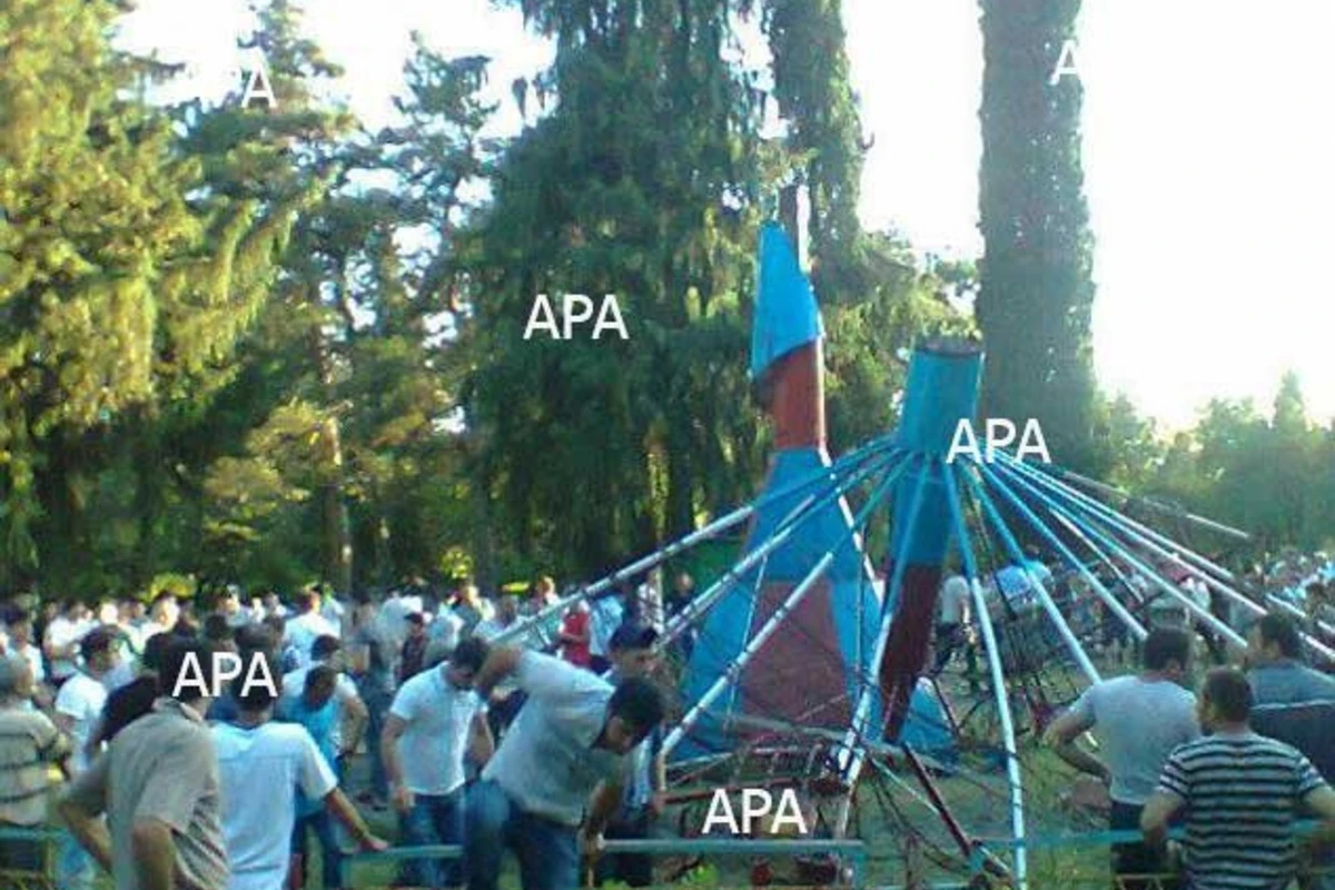 В Азербайджане рухнул аттракцион, есть пострадавшая