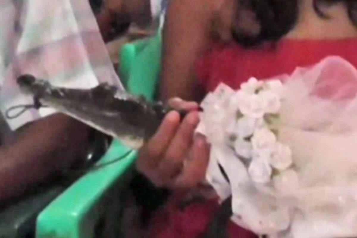Мэр мексиканского города «женился» на крокодиле ради хорошего улова (видео)