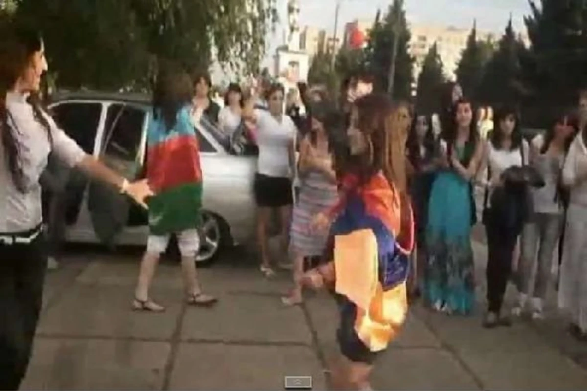 Азербайджанцы и армяне вновь станцевали вместе (видео)