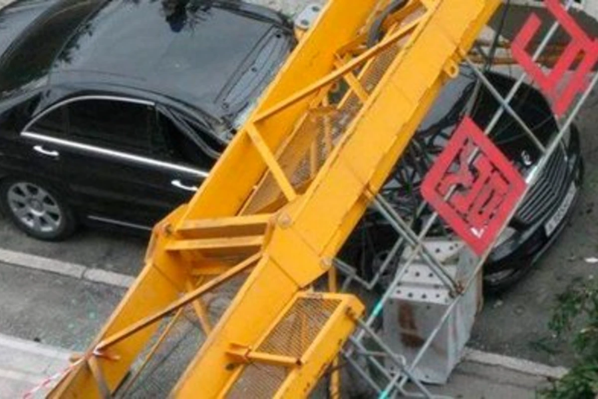 В Баку кран рухнул на автомобили