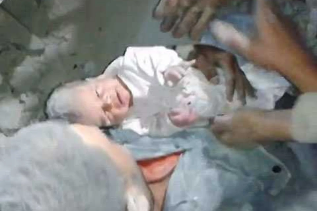 Двухмесячный ребенок выжил, проведя под завалом 16 часов (видео)