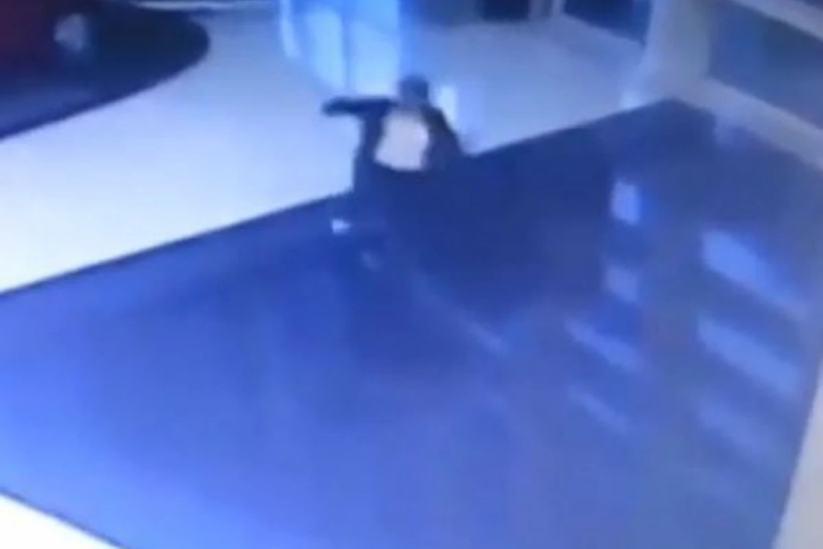 Бизнесвумен рухнула в бассейн, набирая SMS на ходу (видео)
