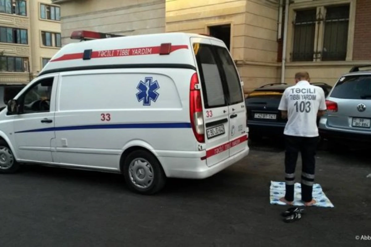 В Баку водитель кареты скорой помощи совершает намаз на выезде