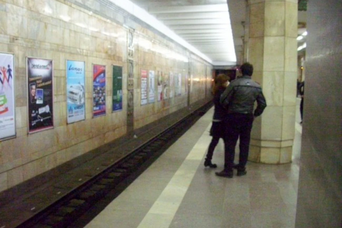 В бакинском метро мужчина застрял между поездом и платформой