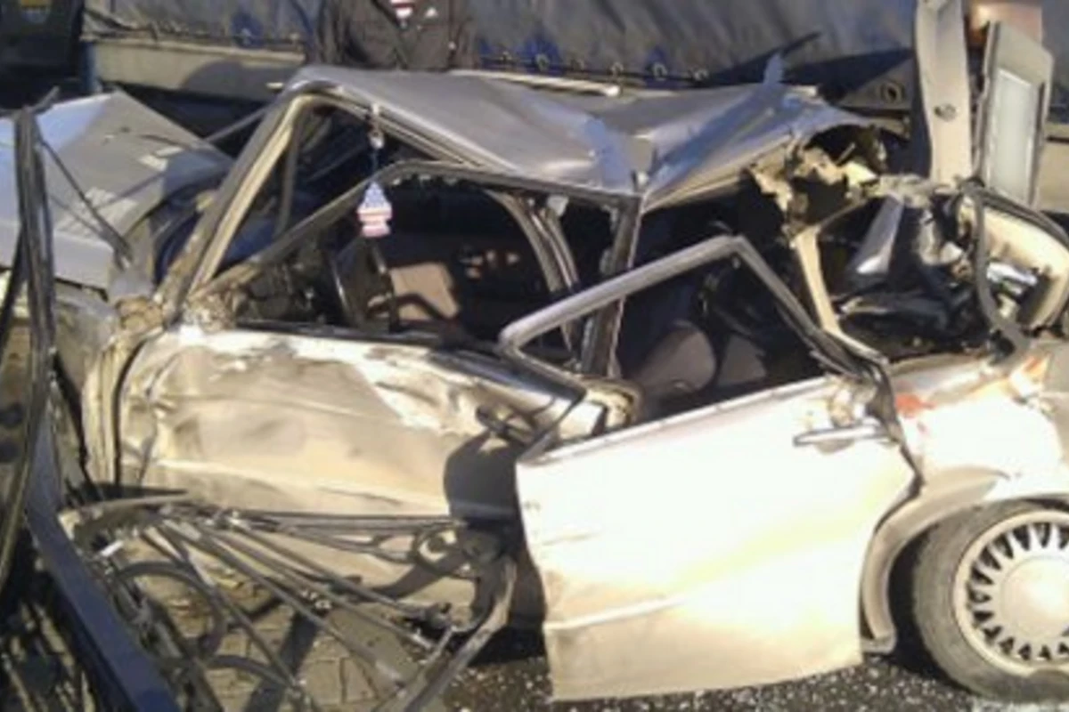 В Баку цистерна сошла с рельсов и раздавила автомобиль