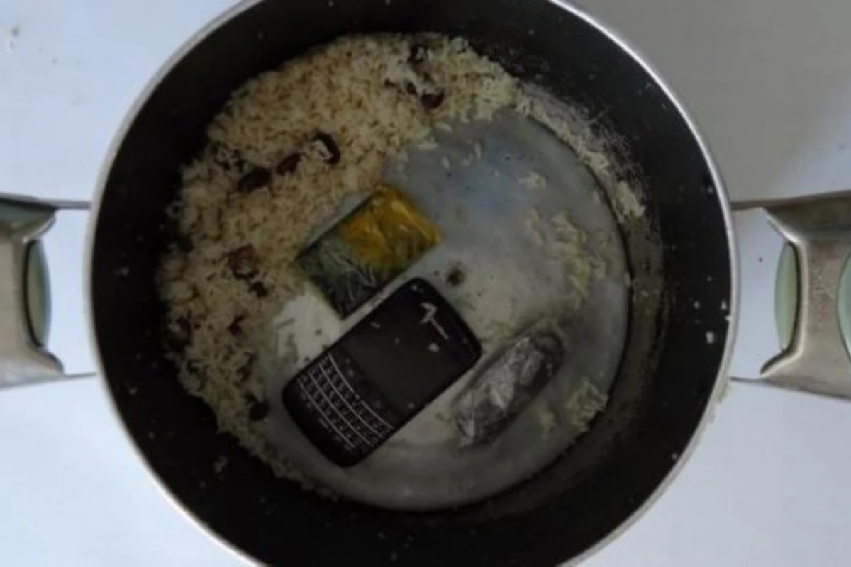 В Азербайджане Blackberry упаковали в кастрюлю с пловом