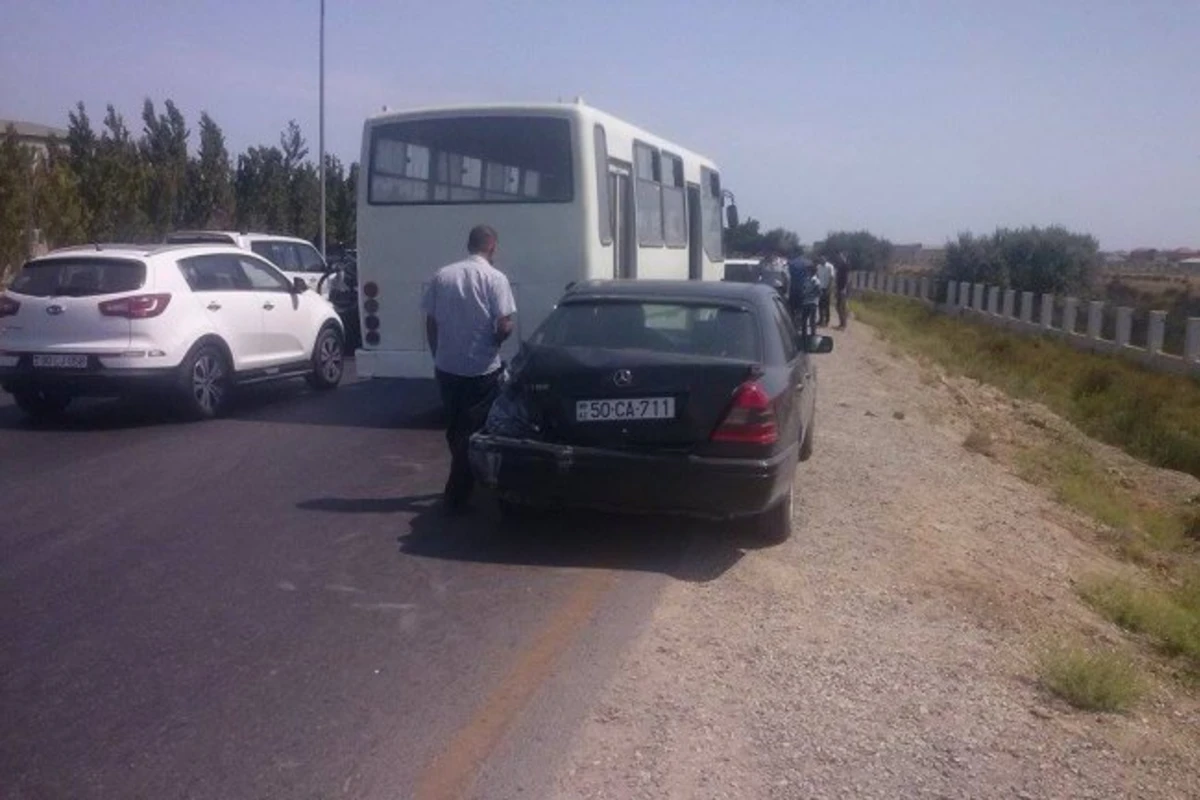 В Баку автобус протаранил Мерседес