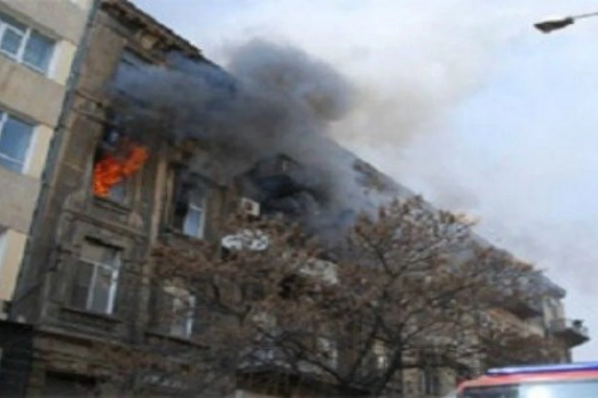 В Баку горит квартира в жилом здании