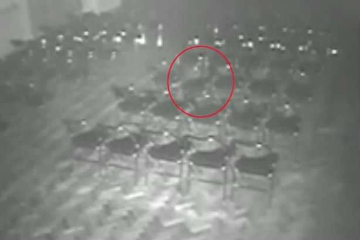 Облюбовавшие театр призраки устроили перестановку мебели (видео) Облюбовавшие театр призраки устроили перестановку мебели (видео)