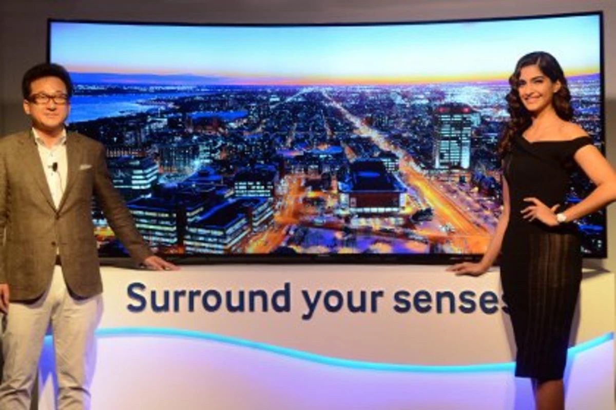 Samsung начнет в августе продажи изгибающегося телевизора