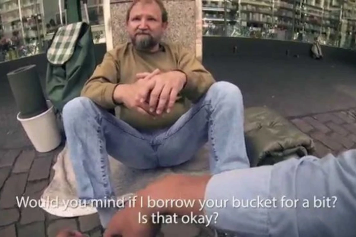 Немецкие студенты сделали сюрприз бездомному (видео)