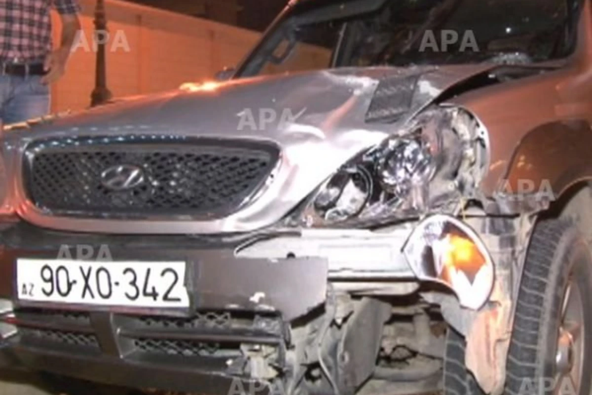 В Баку автомобиль сбил бездомного