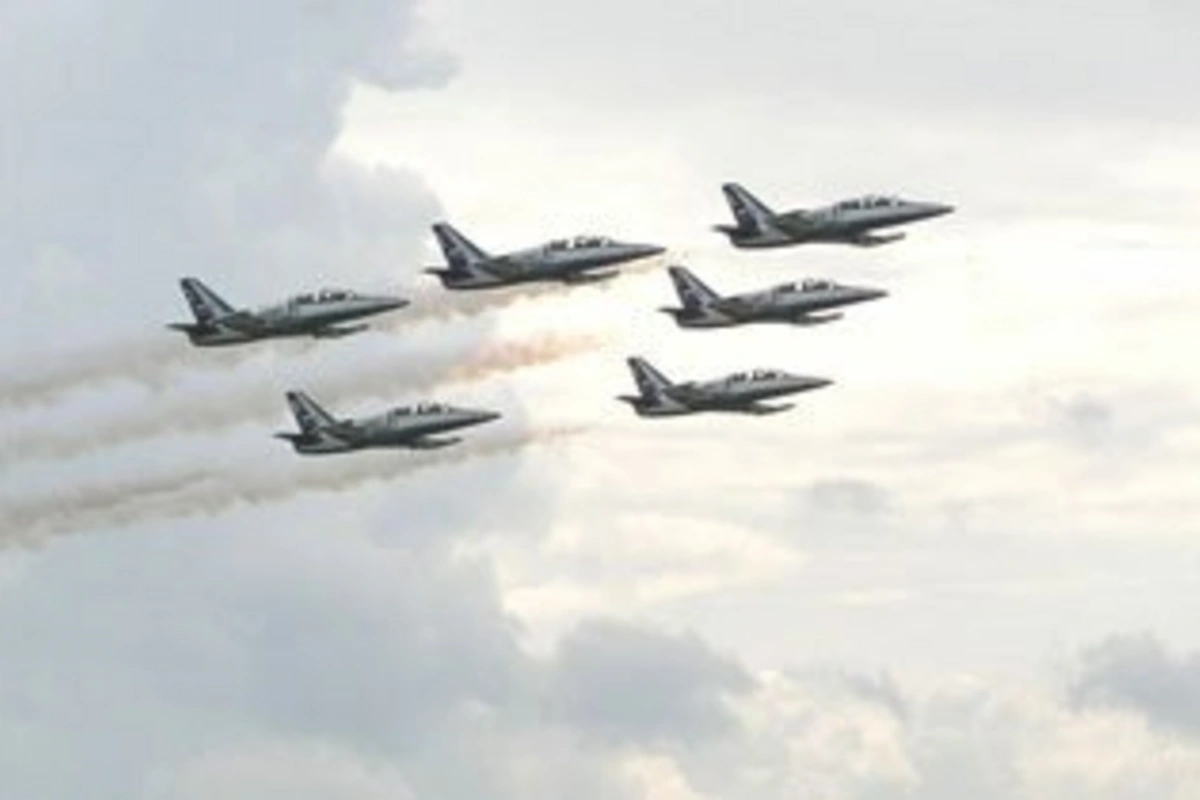 Боевые самолеты Азербайджана совершают полеты вдоль линии фронта