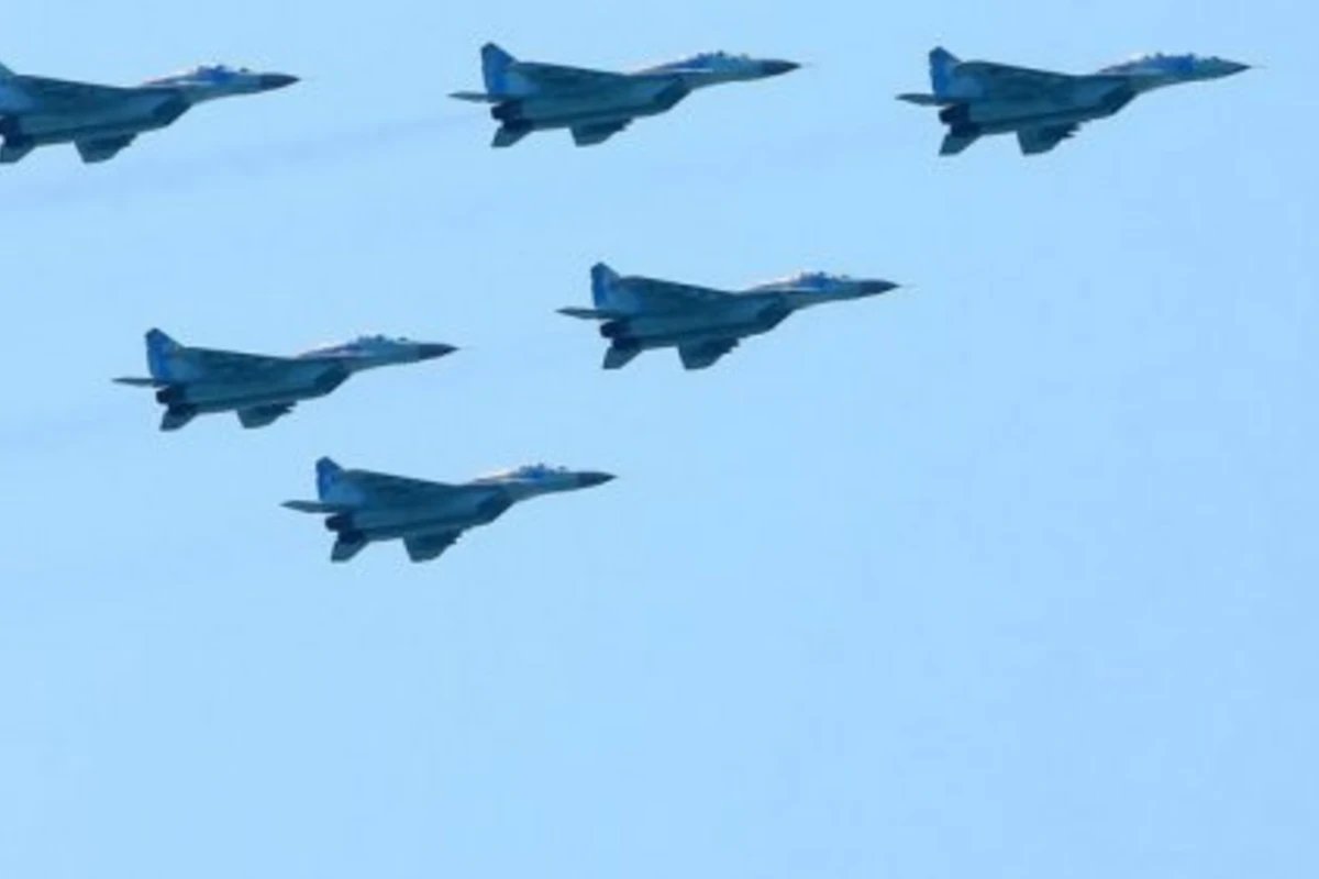 Военные самолеты ВВС Азербайджана продолжают полеты вдоль линии фронта