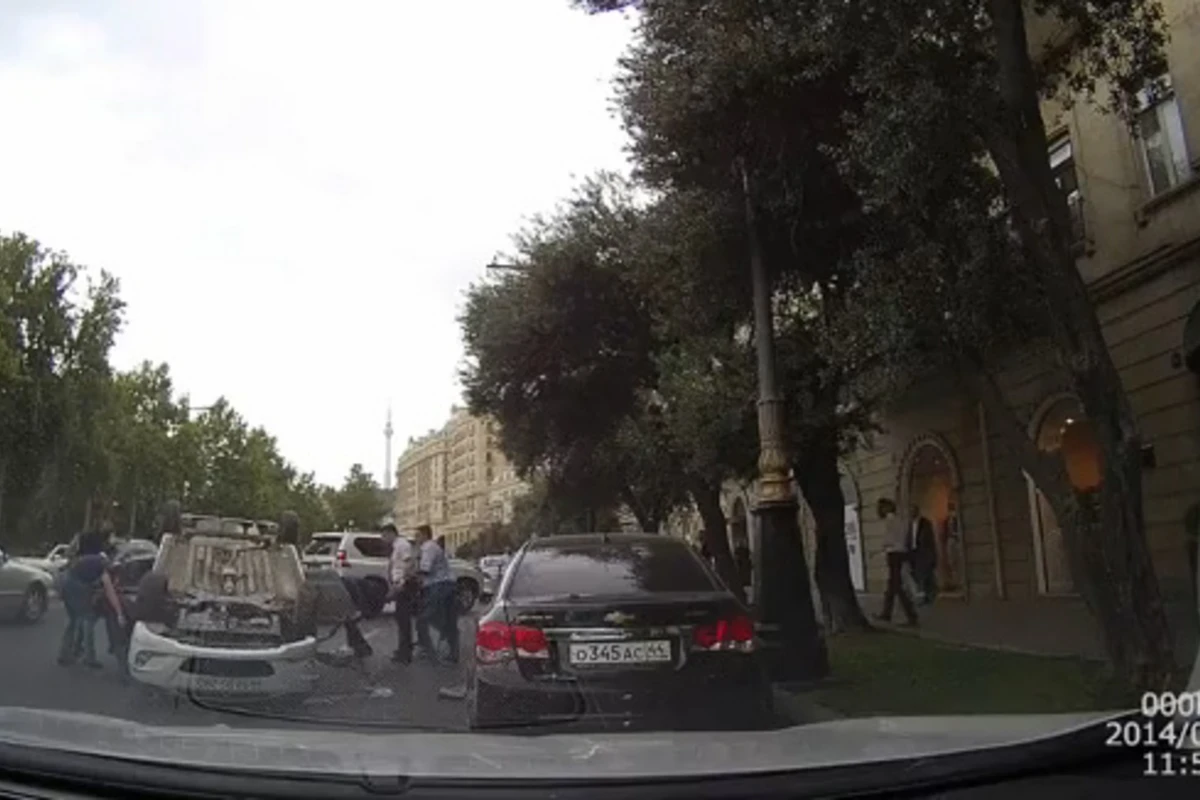 В центре Баку перевернулся автомобиль (видео)