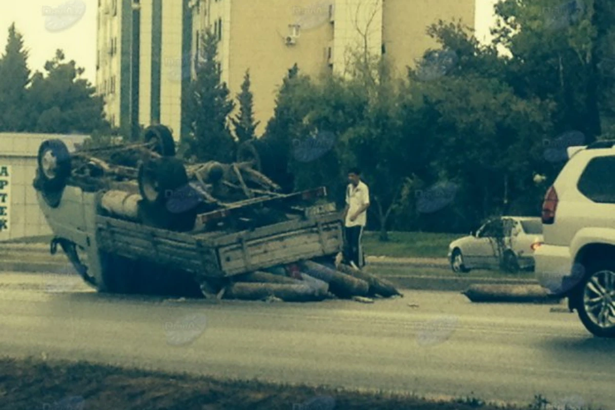 В Баку на проспекте Нобеля произошло ДТП