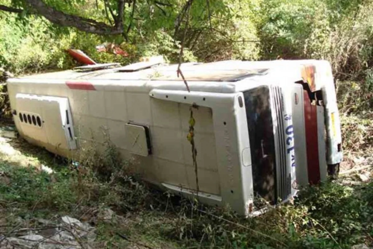 В Китае автобус с туристами упал в пропасть, погибли 44 человека