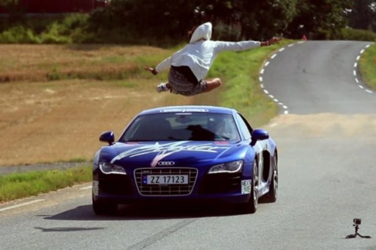 Норвежец сказочно перепрыгнул через Audi R8, летящую на скорости 150 км/ч (видео)