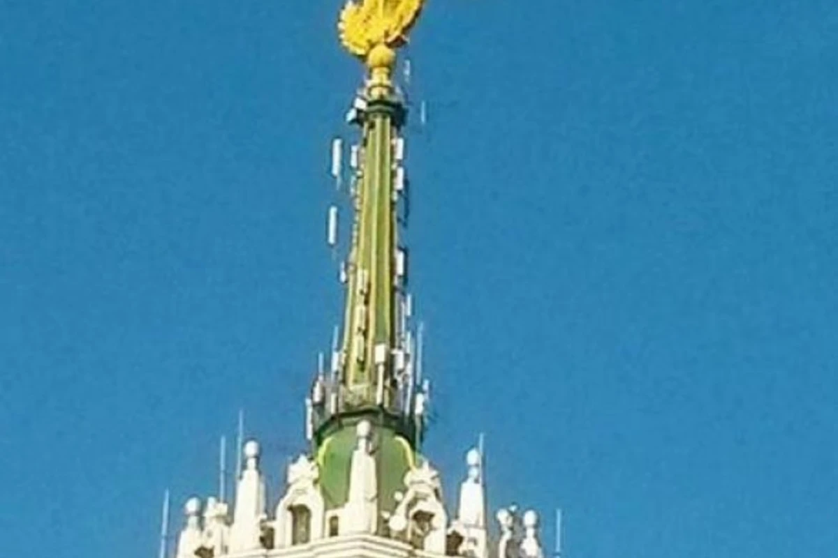 В Москве вывесили украинский флаг