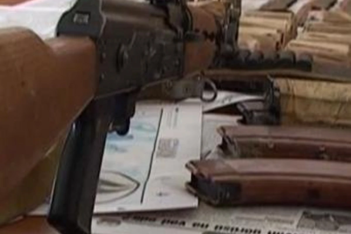 В Азербайджане из школ выносят годные к использованию оружие и боеприпасы