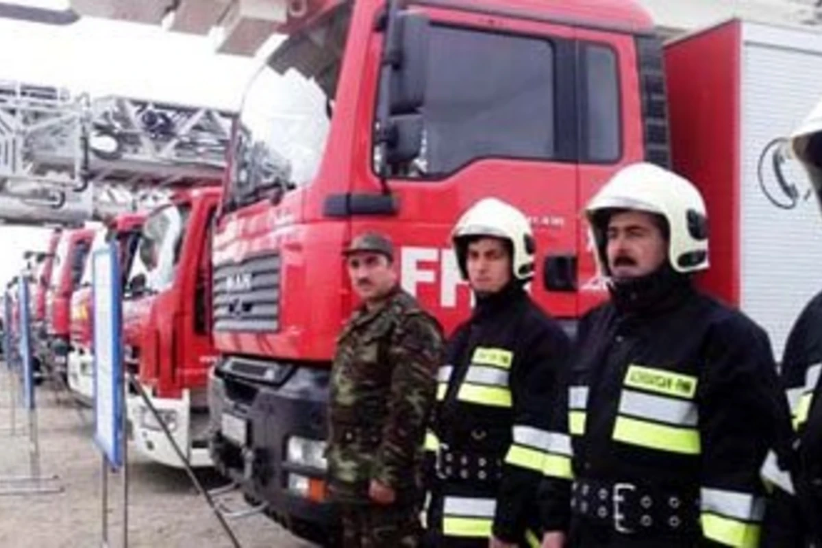 В Сумгайыте женщину из-за избыточного веса в больницу доставили спасатели
