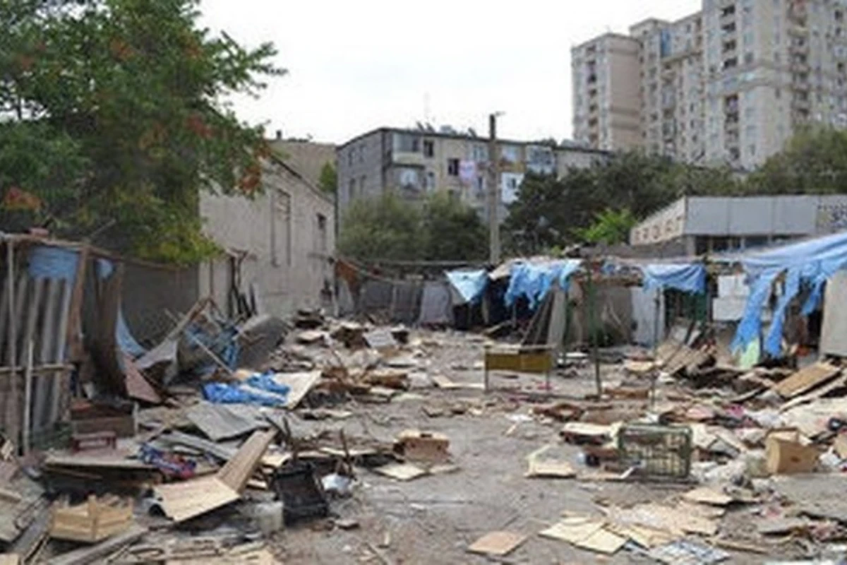 В Баку сносится известный столичный рынок