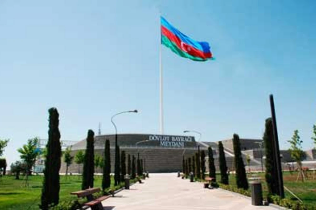 В Баку вновь спустят Государственный флаг