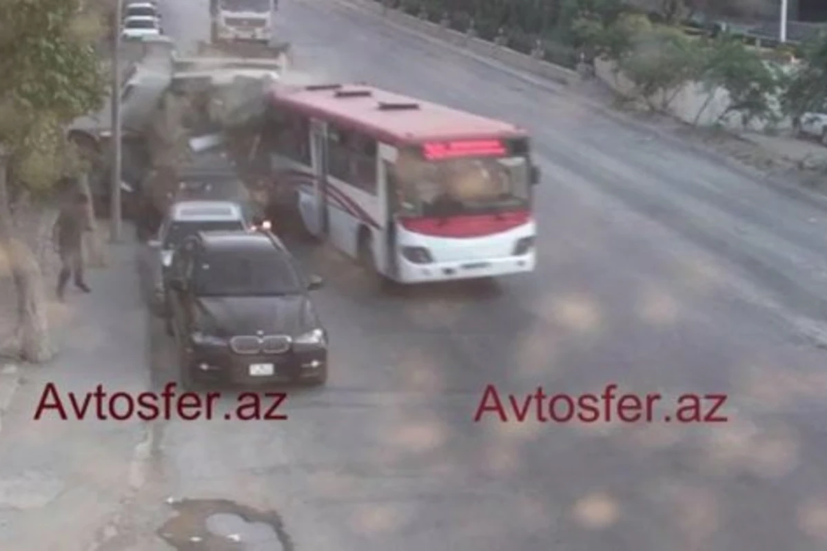 В Баку грузовик протаранил несколько автомобилей и автобус (видео)