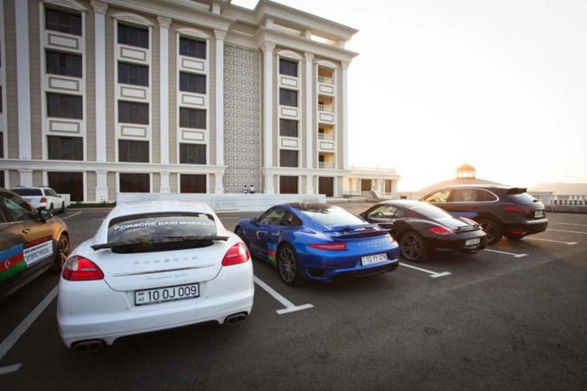 В Шамахе прошел ежегодный автопробег машин марки Porsche
