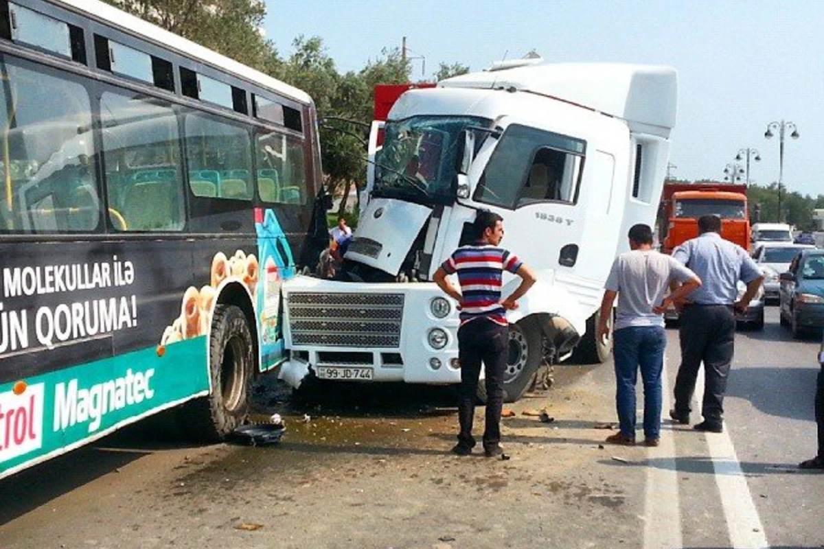 В Баку грузовик врезался в пассажирский автобус