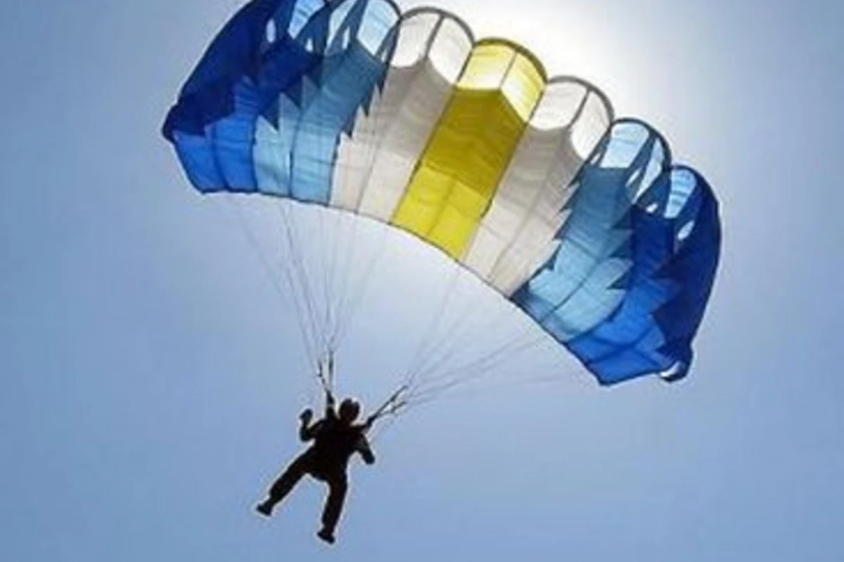 В Воронеже парашютист приземлился на школьниц